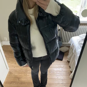 Massimo dutti jacka - Så fin puffer jacka som är mycket mörkblå i glänsande material från Massimo dutti! Köpte denna förra vintersäsongen men kom tyvärr inte i tillräckligt mycket användning. Det tillkommer även en luva i ett annat material som är avtagbart! 🙏🏼 Nypris 1799kr