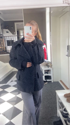Höst kappa  - Snygg höst kappa från hm!! Fint skick och nästan oanvänd. 💓priset går att diskutera 