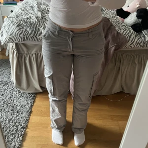 Cargos - Skit snygga cargobyxor som tyvärr har blivit för små för mig 🥲 De är låg midjade och i väldigt bra skick utan några defekter. Jag är 162! Storleken är 32 men jag skulle säga att de även passar 34 💗 Originalpriset är 500 kr