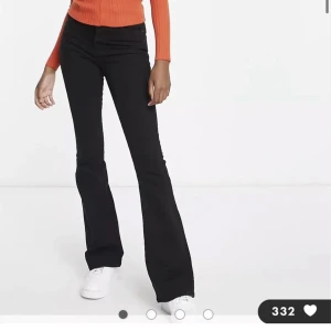 Bootcut jeans  - Jättesnygga jeans i storlek S TALL som tyvärr va för små för mig. Köpte av en tjej här på plick. Jättefina och tillräckligt långa men tyvärr för små för mig🩷