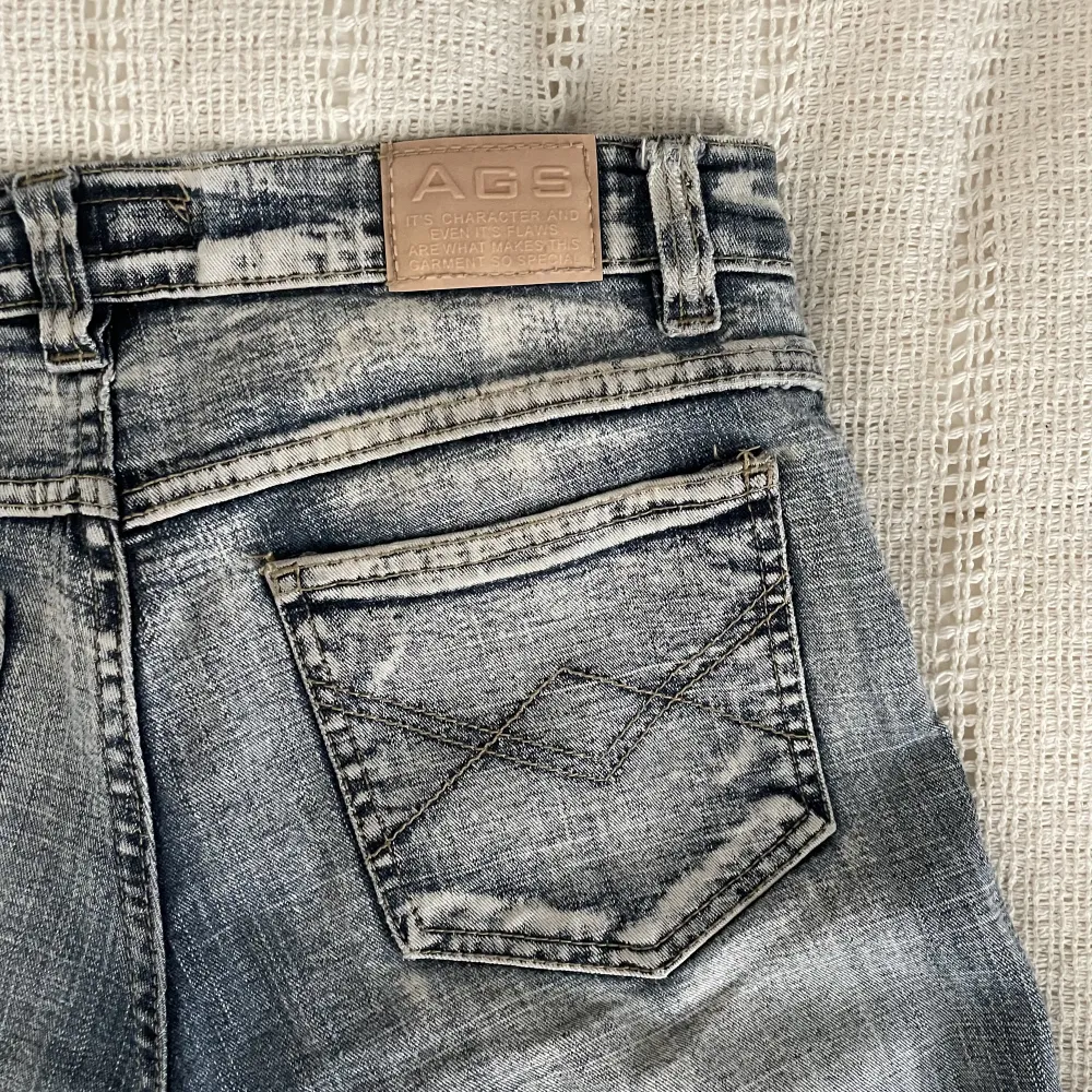 Lågmidjade bootcut jeans, dom är lite slitna men inget som märks tydligt! Jeansen är i lite stretchigt tyg så skulle säga att dom passar S och M. Midja rakt över 36cm, innerbens längd 76cm💓💓. Jeans & Byxor.