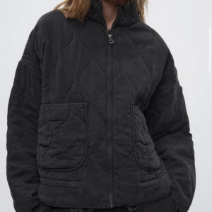 Quiltad jacka - En jätte fin zara jacka som är köpt i september i år, men jag hittade en annan jacka som ja hellre vill ha så vill sälja💕 Justerbar nederkant med snörning i samma färg. Är jätte fin och passar till hösten och den är varm och skön. Ursprungspris: 859 kr