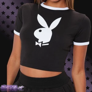 PLAYBOY T-Shirt - Säljer en jättesnygg playboy baby tee i väldigt fin kvalitet, nästan nyskick. 