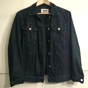 Jeansjacka från weekday - Mörkblå jeansjacka från weekday. Väldigt bra skick! Storlek S