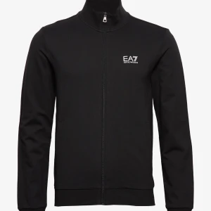 Emporio armani kofta - Säljer åt min bror då han inte vill ha den längre, inga märken och ser helt ny ut. Köpt 1.3 som ny. hör av er vid intresse☺️ (Äkta som ni ser på Qr koden)