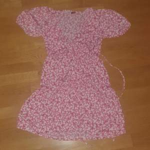Rosa klänning i storlek s