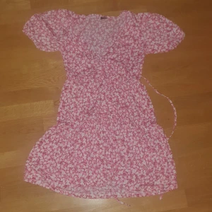 Fin rosa klänning - Rosa klänning i storlek s