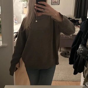 Grön/brun stickad tröja - Säljer då den inte kommer till användning, hör av er för frågor!