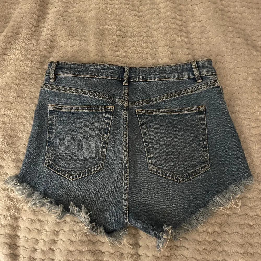 Säljer dessa jeans shorts från zara i storlek 38!💗. Shorts.