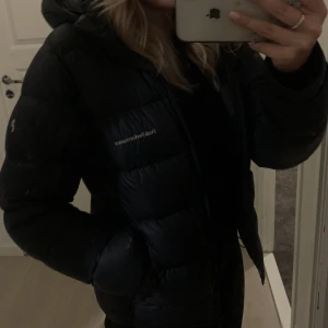 Peak performance jacka - Säljer min peak jacka nu pågrund av att den inte använd. Inga skador eller defekter på den. Den är mörkblå, syns bättre på sista bilden. Hör av er vid frågor och funderingar☺️ Nypris 2500