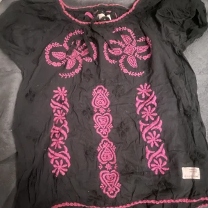 Odd Molly blus  - En fin kortärmad blus ifrån odd molly. Kunde inte hitta nån storlek, men sen passar mig som brukar ha M✨är i bra skick 