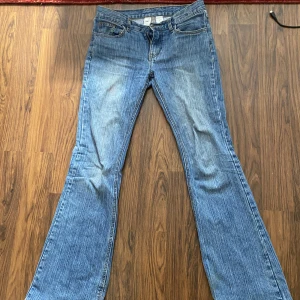 Lowwiast botcut jeans - Brandy melville jeans! Lowwaist botcut. Köpte förra året. Storlek S-M. 36-38. Möts upp och fraktar❤️