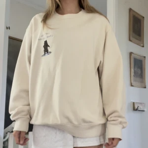 Sweatshirt - Från brandy Melville. Använd två gånger :). Köparen står för frakt 😎