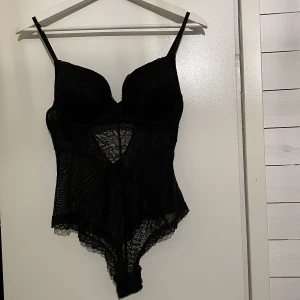 Spets body - Säljer denna otrolig snygga spets body då den inte passade💔