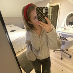 Stickad långärmad ☁️ - Super gosig och fin stickad långärmad från H&M som inte kommer till användning ☺️ har inga defekter och knappt tecken på användning, möjligtvis lite smått nopprig på vissa ställen❤️‍🔥