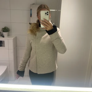 Kappa/jacka  - En tunn jacka i tygmatrial med sne knäppning och även en luva, inga defekter☺️