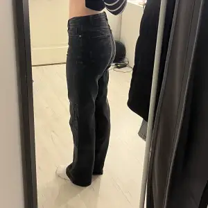 Jättesnygga raka jeans i stretchigt tyg som framhäver kroppsformen och rumpan! Köpta från Madlady i storlek 34 men sitter mer som en 36! Perfekta i längden på mig som är ca 165cm!