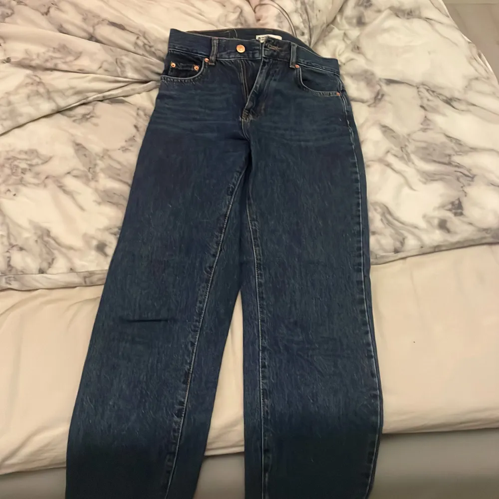 Ett par mörkblåa jeans ifrån Gina Tricot, storlek 34, oanvända. . Jeans & Byxor.