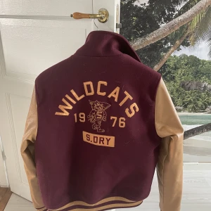 College jacka superdry - Aldrig använtden den köpte den helt ny