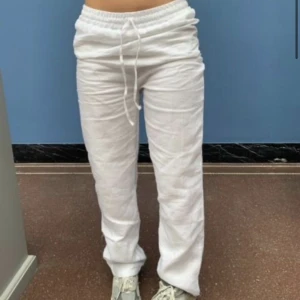 Design by Si linnebyxor - Matilde W linen pants i nyskick, oanvända endast provade🥰 Nypris 575 kr. Tyget i byxorna är dubbelt vilket gör att de ej är genomskinliga. Säljer då de blivit för små. I storlek S längd short. 