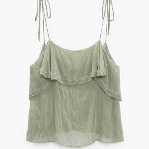 Zara topp  - Säljer min superfina topp från zara, jättebra skick då den endast är använd en gång! hör av er för egna bilder!BUDA!🫶🏻