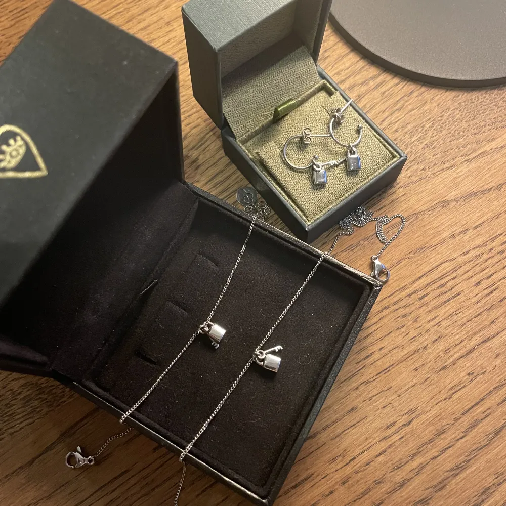 ALLT FÖR 450kr!!! Jag säljer detta halsband, armband och örhängen med ett lås och en nyckel från Edblad. Nyskick har typ aldirg använt!! 🔥❤️. Accessoarer.