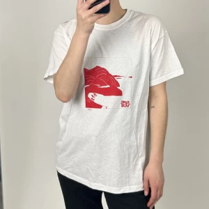 June vide - June Vide merch t-shirt ✨ jätte najs att styla till det mesta och i fint skick💫