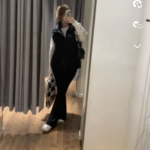 Väst - Säljer min fina pufferväst ifrån bikbok som har ett band som man kan knyta i midjan! Perfekt till hösten 🖤 Storlek Xs/S passar båda Nypris 700kr