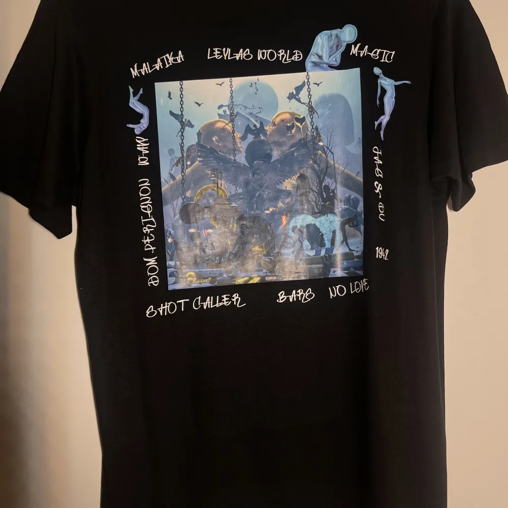T-shirt från Antwans kändaste album Leylas world som inte säljs längre. Aldrig använd och har inga defekter eller liknande. Ej bestämt pris så kom gärna med pris förslag! Klistermärkena på sista bilder följer med. T-shirts.