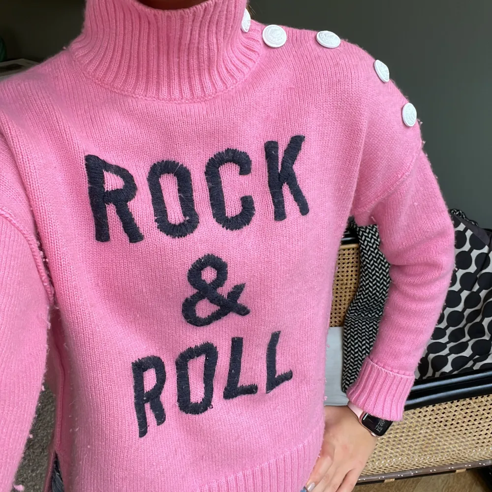 Jättefin tröja från Zadig Voltaire som är finstickad i rosa, tröjan är lite noppig men annars i fint skick💕. Stickat.