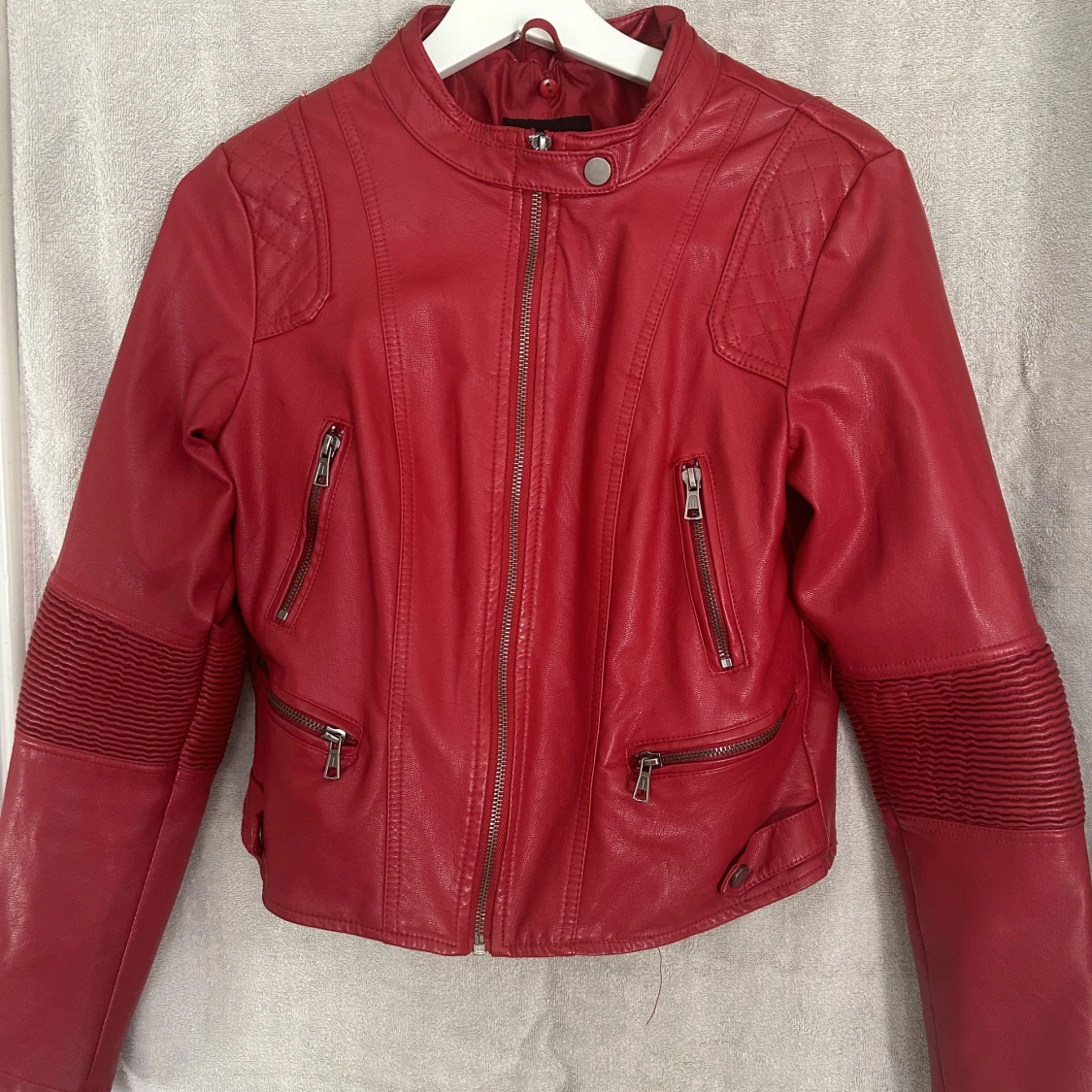 Röd skinnjacka med luva