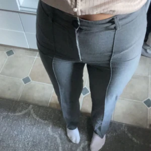 gråa kostymbyxor - grå kostymbyxor från pull&bear som tyvärr ej kommer till användning längre, är bra i längden för mig som är 172 🩶 passar strl 36!