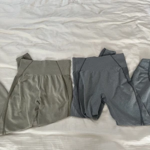 2 par oanvända seamless träningstights  - 2 par nya/ oanvända seamless träningstights med detaljer som formar kroppen fint. Beige & grå båda oanvända då jag har alldeles för mycket träningskläder 🥲 båda för 150