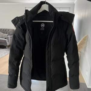 Använd 2 vintrar, inga synliga defekter och ser ut som ny.  Modell: Chelsea parka.  Köpt på Johnells och nypris ligger på 17 897kr, säljer dock för 10 500. Kvitto finns dessutom.