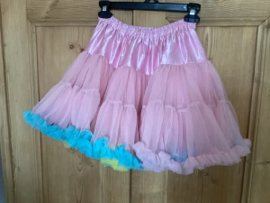 Kjol, underkjol i fina lager av färger - En super cool kjol/underkjol med fluffiga lager av tyll. I mycket bra skick. Resår i midjan.