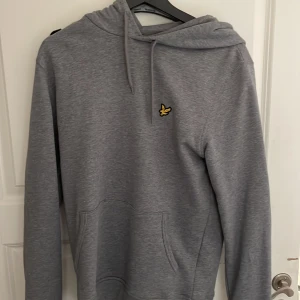 Lyle and scott hoodie  - Säljer en lyle and scott hoodie eftersom jag inte använder den. Nypris 950kr. Säljer för 350. Helt klart nytvättad
