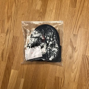 Billig, blå och snygg  moncler mössa - Marin blå och billig moncler mössa, den har lappen och allt kvar på sig, när du köper den så skickar jag kvittot med. Den är väldigt varm och är verkligen perfekt för vintern som kommer nu.