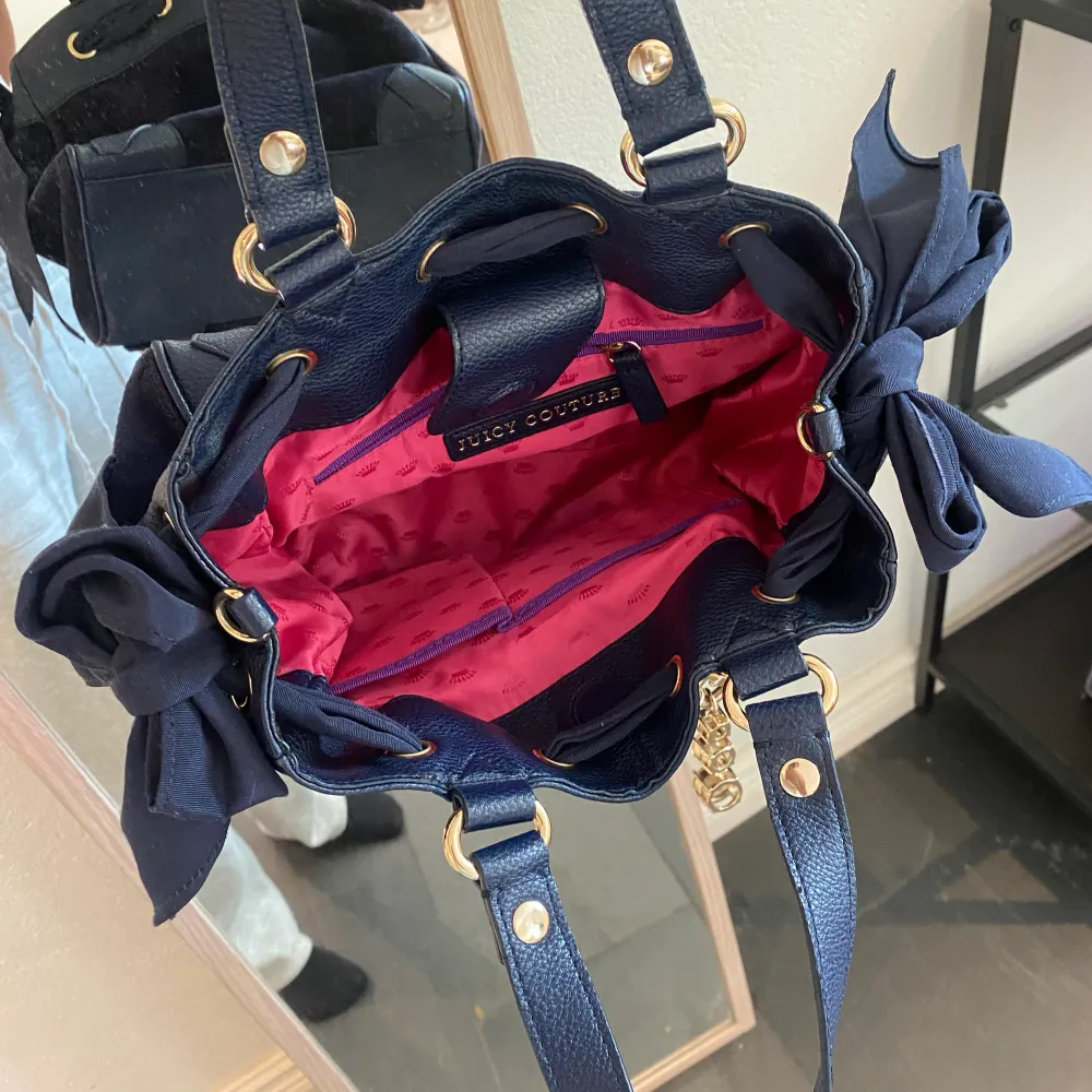 Jätte fin Juicy Couture väska! Säljer den för att den inte kommer till användning! . Väskor.