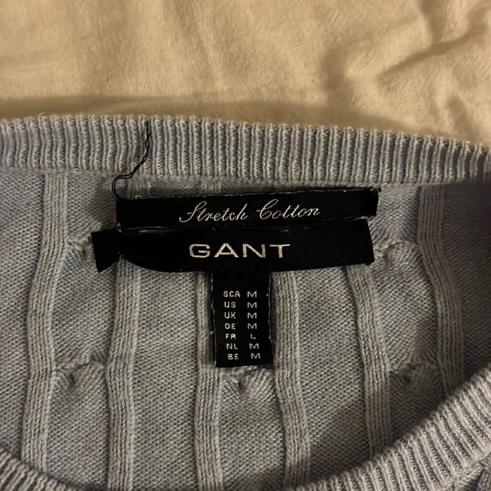 Säljer denna supersnygga tröjan från Gant så den inte längre passar🩵 Är i storlek M men passar S🩵 Använd få gånger nypris: 1400 Startpris: 600. Tröjor & Koftor.