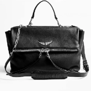 Unik Zadig Väska🖤 - Hej hej! Säljer denna jättefina Zadig väska i en unik modell som inte finns kvar längre. Använd ca 2-3 gånger så VÄLDIGT fint skick. Köpt för 4000kr på Zadig butiken i Stockholm! Vid frågor är det bara att höra av sig🖤