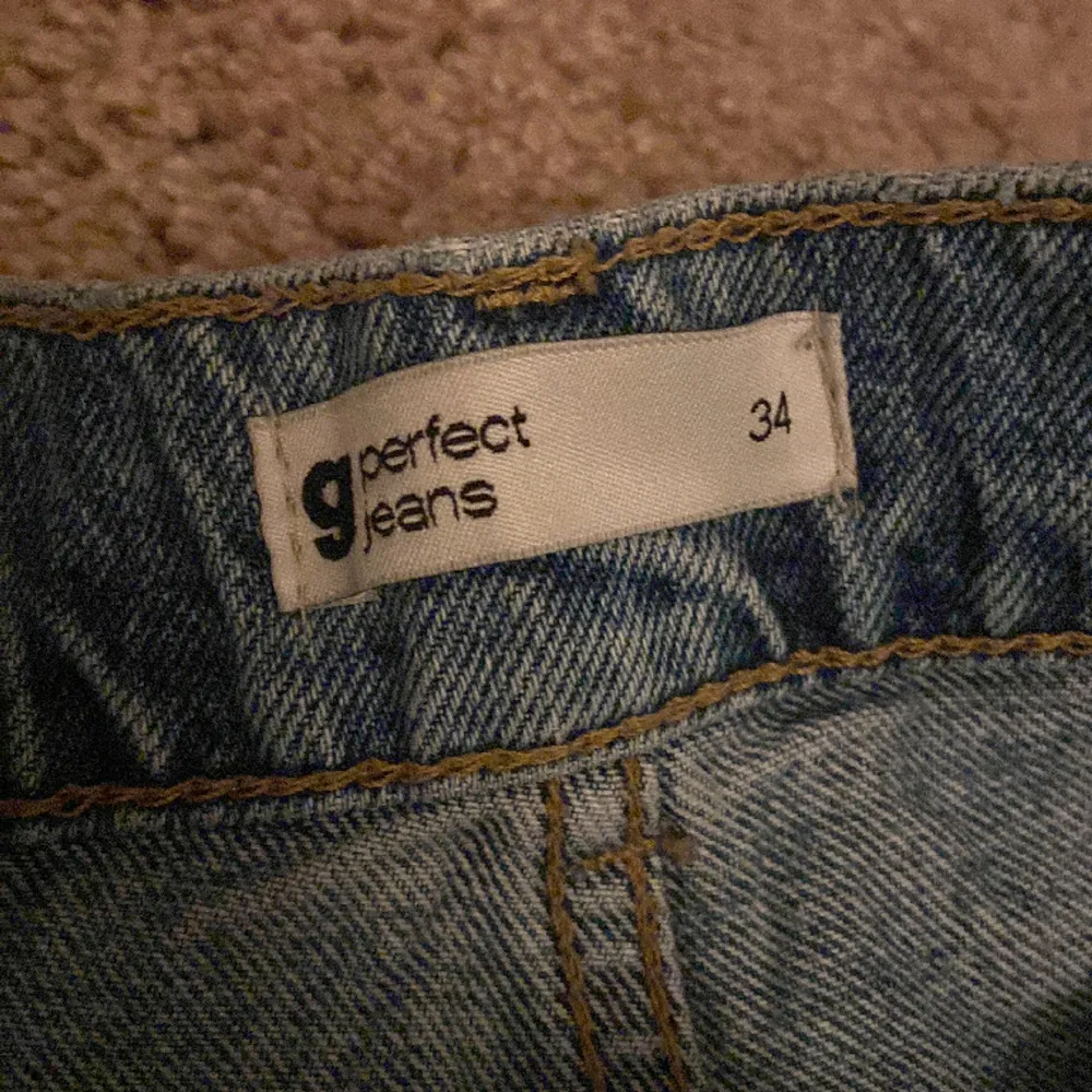 Detta är ett par blåa jeans med hål på knäna! Jättebra skick!!. Jeans & Byxor.