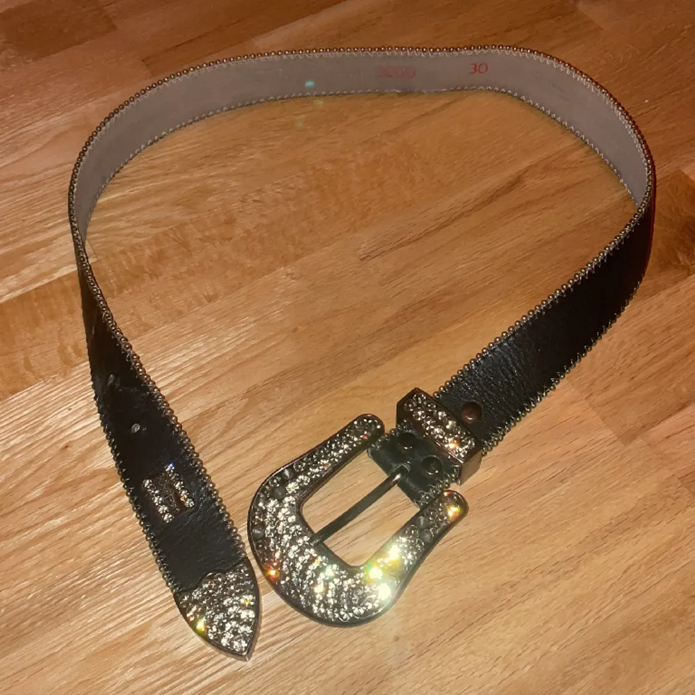 Helt galet Äkta bb belt , tyvärr för litet för mig 🙁🙁💯😭 beltet är i rätt använt condition, med ett par stenar som ramlat och lite slitningar runt beltet. Om ni vill ha fler bilder på skadorna så kontakta gärna mig! 💯💯🙏🙏😍😍🇮🇹🇮🇹❤️🔥. Övrigt.