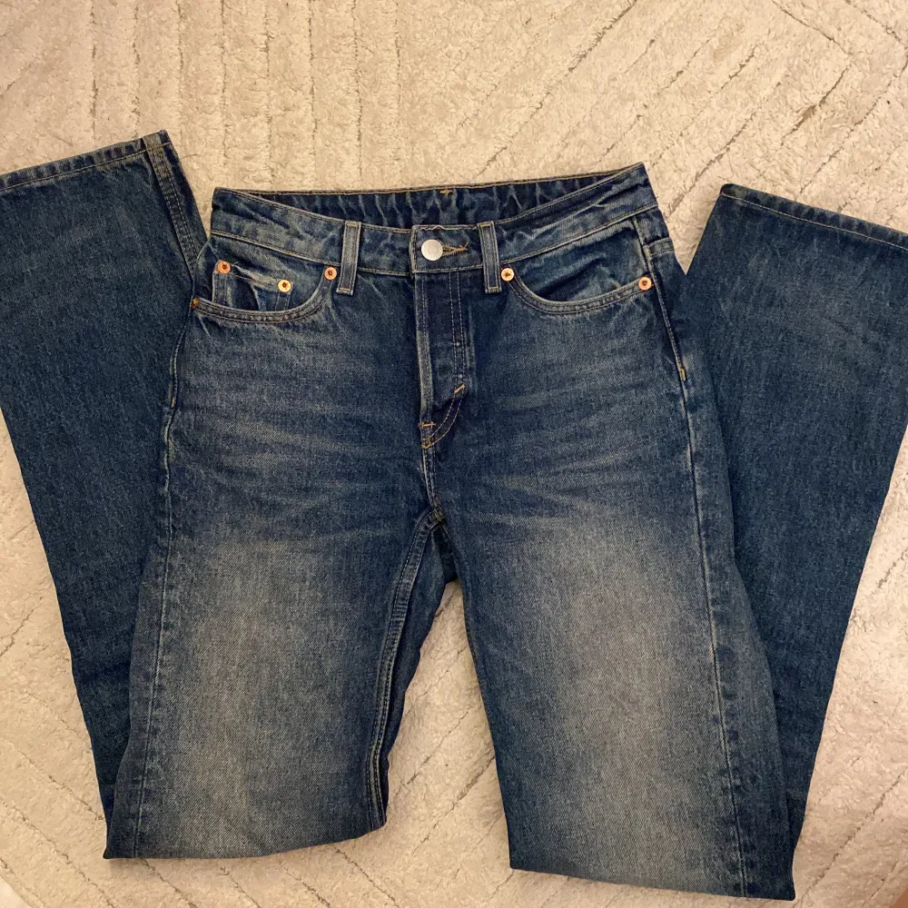 Ass snygga jeans från weekday, det är för små därför kommer ej till användning. Är knappt använda (nyskick). Jeans & Byxor.