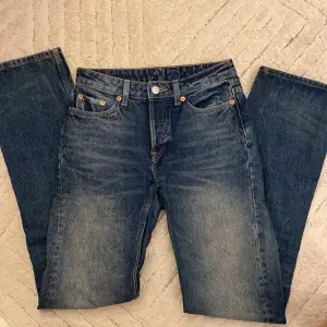 Ass snygga jeans från weekday, det är för små därför kommer ej till användning. Är knappt använda (nyskick)
