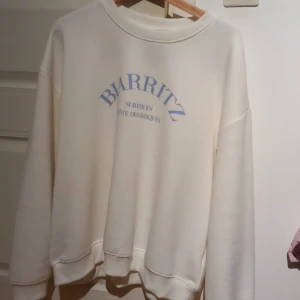Swetshirt - En helt ny vit swetshirt som e köot från Lager 157. Säljs då den aldrig kommit till användning. Skriv vid fler frågor:)🤍