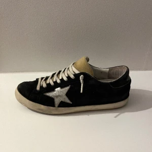 Golden Goose  - Säljer nu dessa FETA Golden goose skor!  Cond 8/10. Endast skor ingår( då priset är så billigt) Hör av er om ni har några frågor eller funderingar!!!