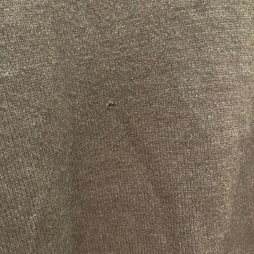 säljer denna bruna tröja från vila som är i väldigt bra skick, det ända är ett litet hål på framsidan men det syns knappt! 🤎. Tröjor & Koftor.