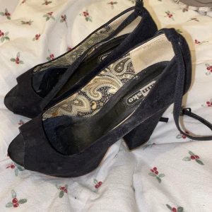 gulliga klackar - Säljer pågrund av att jag har rensat i min garderob. Bra kvalitet. Rökfritt hushåll men hund och katt finns i huset<3 Skriv innan du köper gärna. Skickar med nått litet extra😉