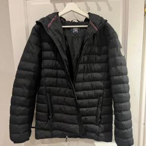 polo club jacka  - säljer denna svarta jacka från polo club i modellen vinson, den har inga tecken på användning! 🩷(herrmodell)