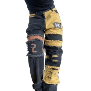 Unika jeans  - Jättecoola och unika byxor köpta på second hand. Sparsamt använda och i bra skick. Jag är 174cm och byxorna sitter perfekt på mig!!